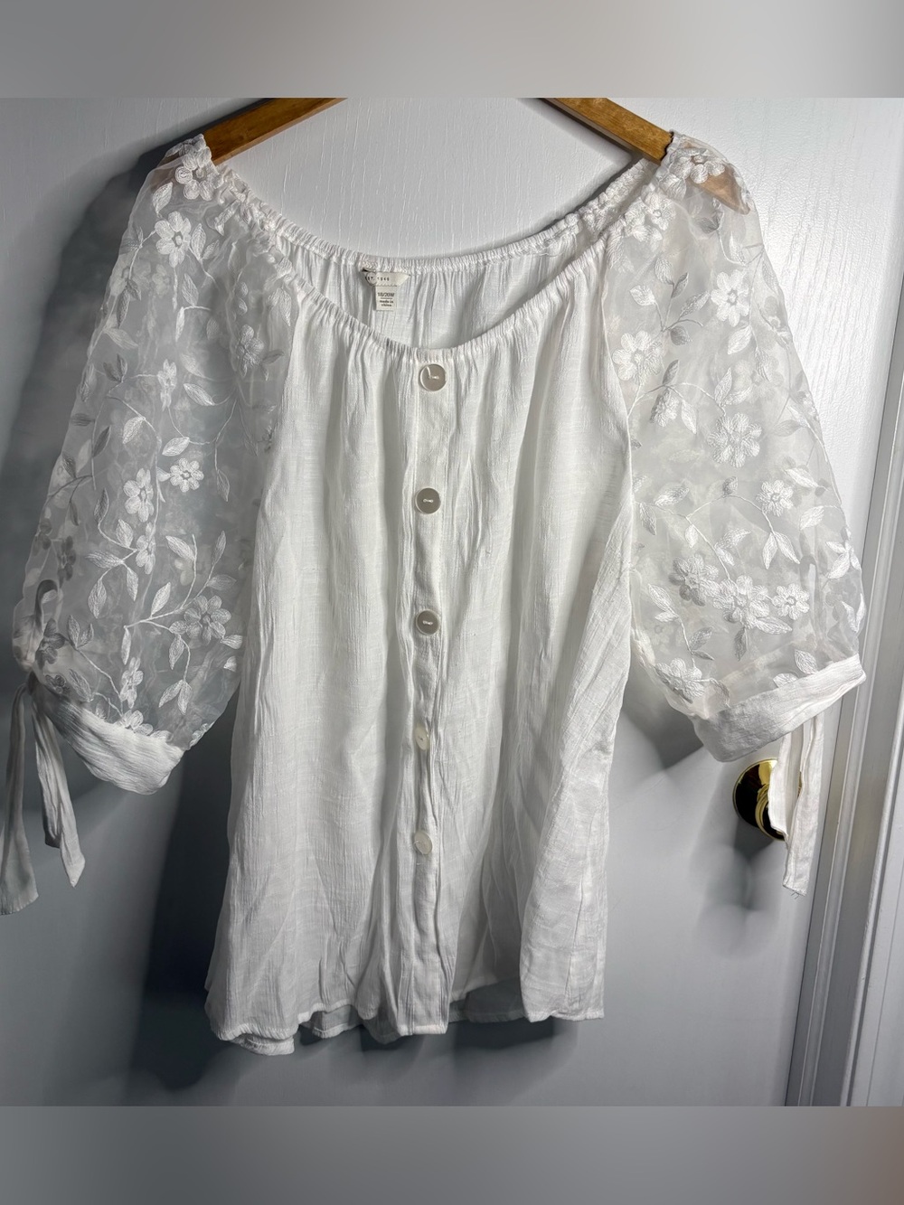 Cato Sz 2X Floral Applique Puff Organza Sleeve Button Front Gauze Top Coquette